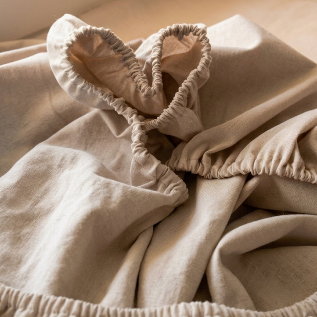 That Perfect Fit Frans bed (links) sfeer