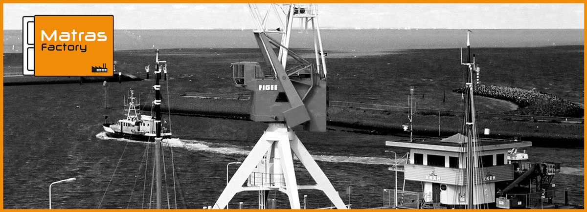 slapen in een hijskraan in Harlingen