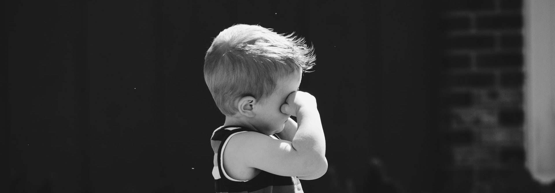 peuter wrijft in zijn ogen