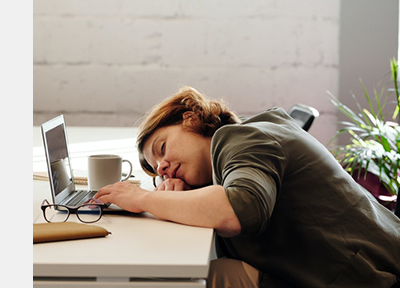 moe van kijken naar beeldscherm