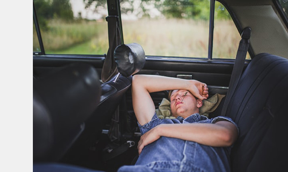slapen in de auto